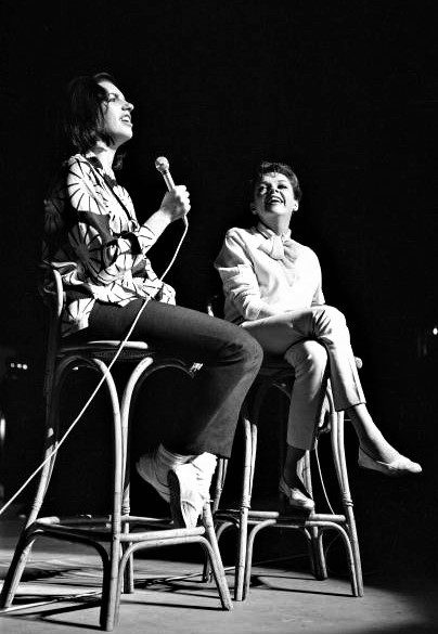 ロンドン・パラディウムで、コンサートのリハーサルを行うジュディ・ガーランド（右）とライザ・ミネリ（1964年） Photo Courtesy of Scott Brogan