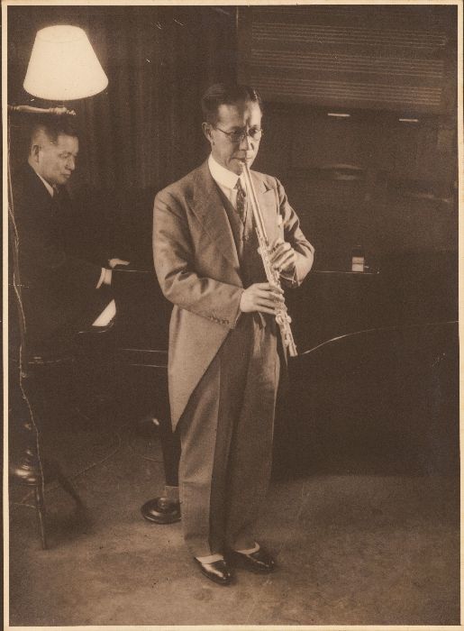 オークラウロを演奏する大倉喜七郎男爵。ピアノ伴奏は伊庭孝（1936年）