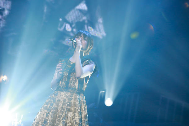「花澤香菜 live 2015 "Blue Avenue"」東京・日本武道館公演の様子。（写真提供：アニプレックス）