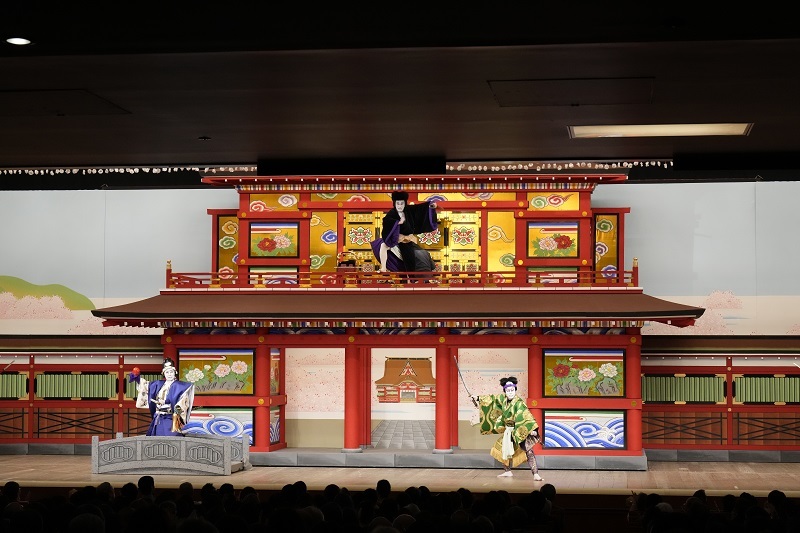 夜の部『弁天娘女男白浪』（左より）青砥左衛門藤綱＝七代目尾上菊五郎、日本駄右衛門＝市川團十郎、伊皿子七郎＝八代目尾上菊五郎 ／(C)松竹