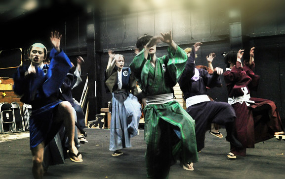 舞台は江戸時代なのに、なぜか某キングオプポップを彷彿とさせるダンスが…。