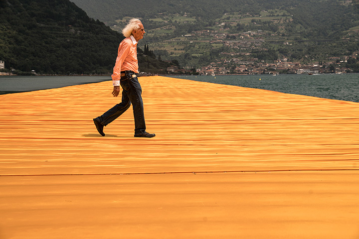  クリスト　クリストとジャンヌ＝クロード『フローティング・ピアーズ』にて　イタリア・イセオ湖　2014～2016年 Photo:Wolfgang Volz