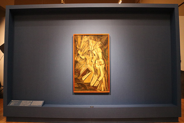 展示風景：《階段を降りる裸体 No.2》（1912年、フィラデルフィア美術館蔵）