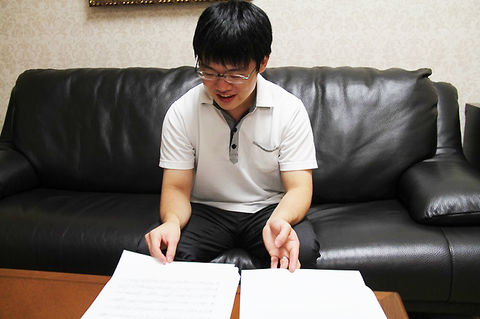 パート譜の問題点を丁寧に説明する太田弦 (C)h.isojima