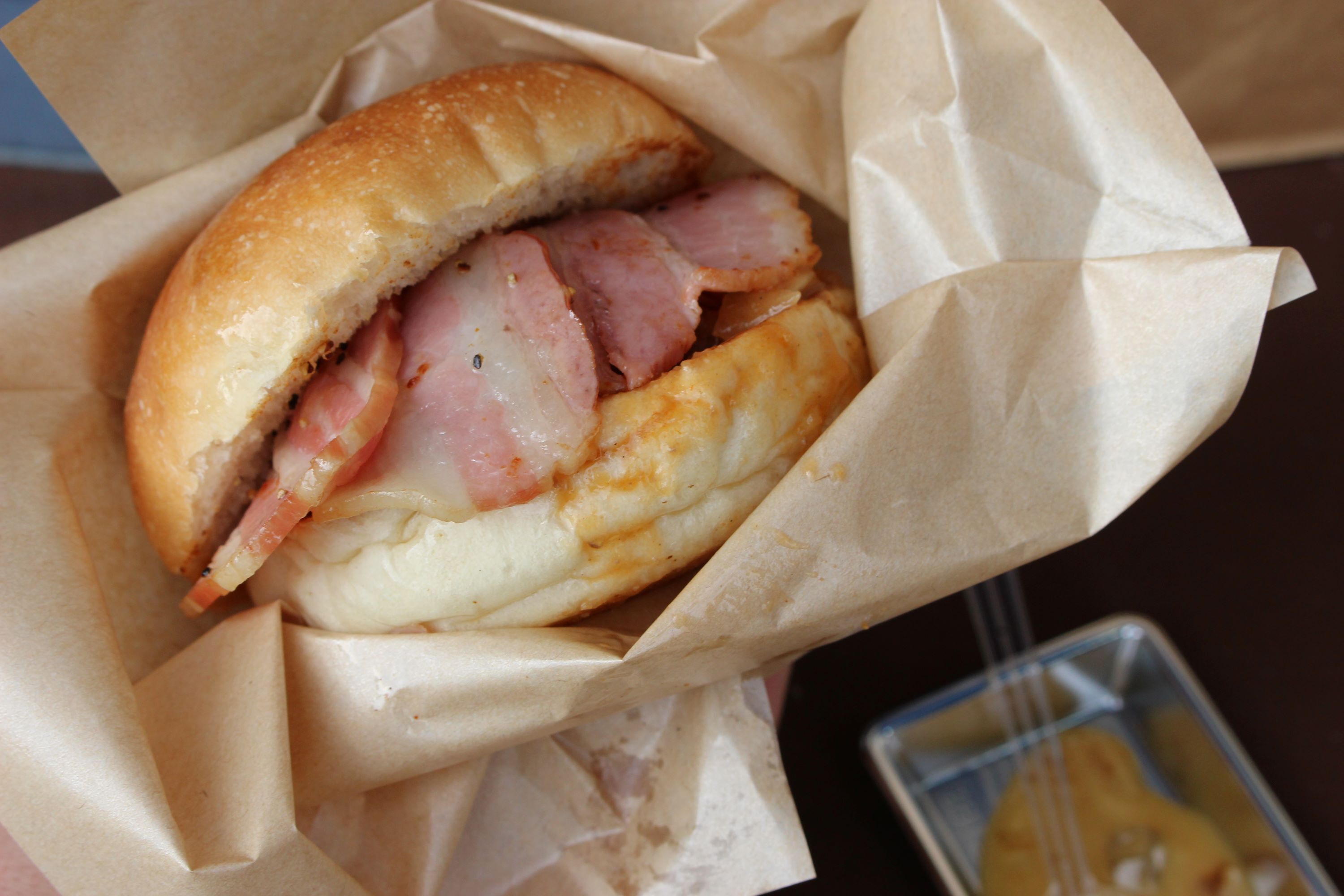 洋食春「はるバーガー／900円」奈良漬入りのタルタルソースをつけて