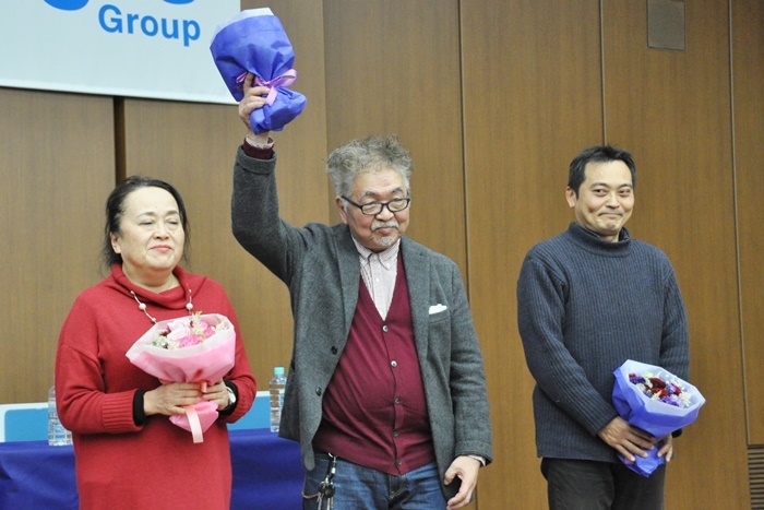 選評会後の花束贈呈。（左から）渡辺えり、生田萬、鈴江俊郎。