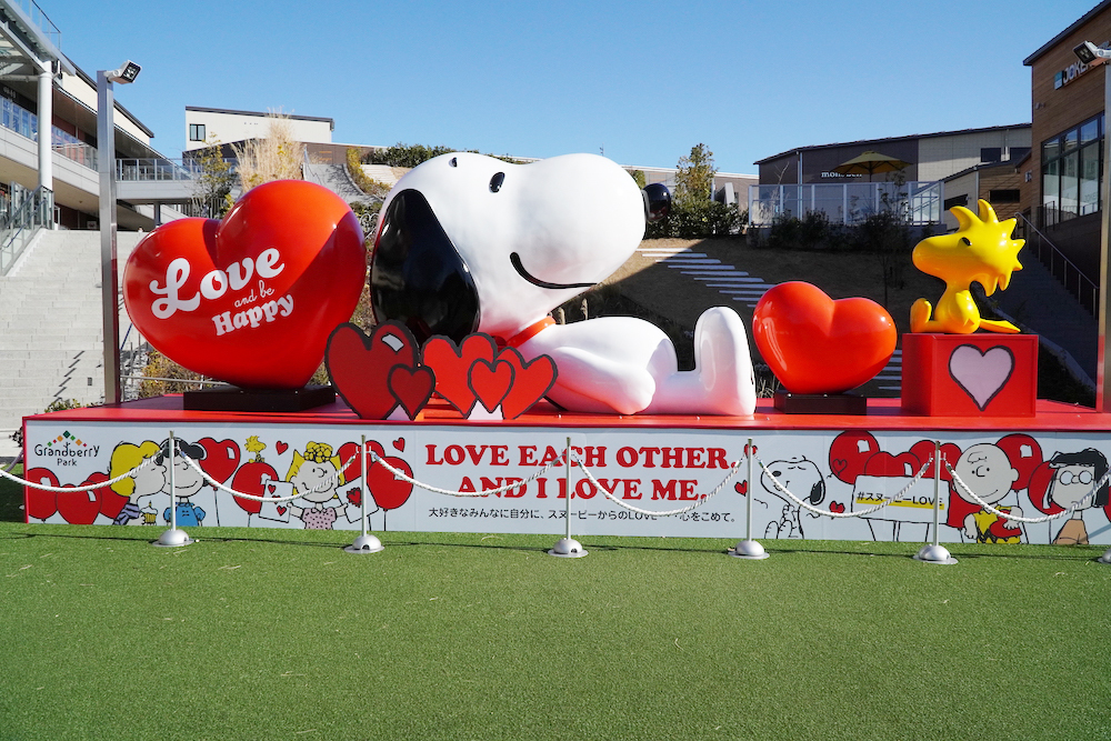 SNOOPY HAPPINESS FLOAT 2021 (C) 2022 Peanuts Worldwide LLC