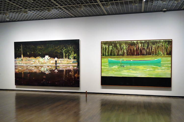 左：《エコー湖》1998　油彩、キャンバス　230.5x360.5cm　テート、右：《カヌー=湖》1997–98　油彩、キャンバス　200x300cm　ヤゲオ財団コレクション、台湾