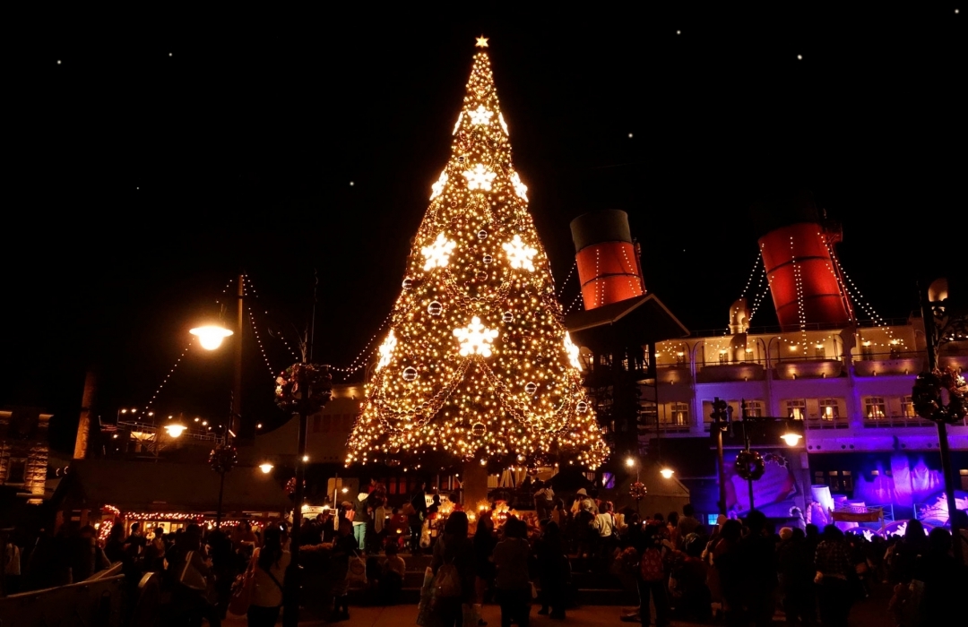 アメリカンウォーターフロントのクリスマスツリー 　※イメージ （C）Disney