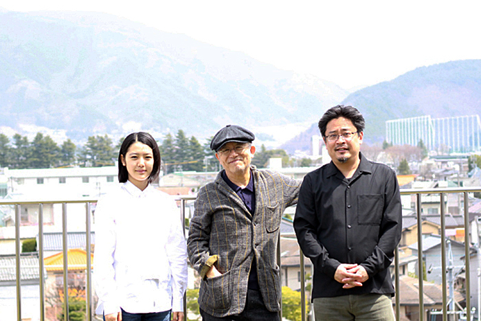 （左から）湯川ひな、串田和美、松村武