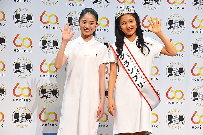 グランプリを獲得した山﨑玲奈さん（右）と17Live賞を受賞した佐竹桃華さん