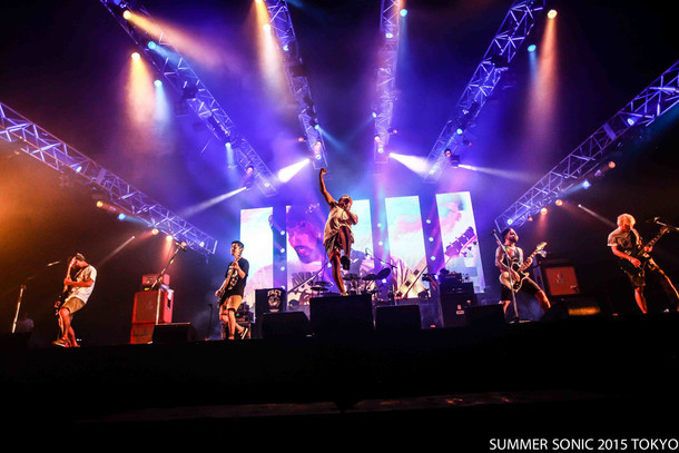 「SUMMER SONIC 2015」でのFACTのパフォーマンスの様子。