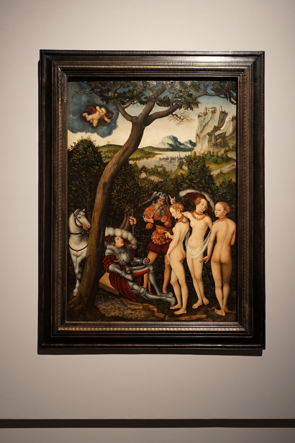 ルカス・クラーナハ（父）《パリスの審判》1528年頃 油彩／板（ブナ）101.9×71.1cm ニューヨーク、メトロポリタン美術館　Rogers Fund, 1928 / 28.221　展示風景