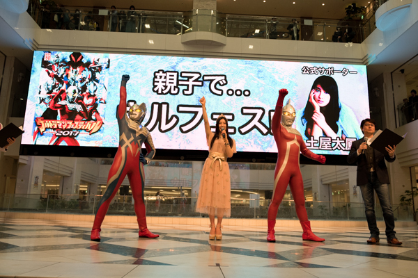 写真左より、ウルトラマンゼロ、土屋太鳳、ウルトラセブン （C）円谷プロ