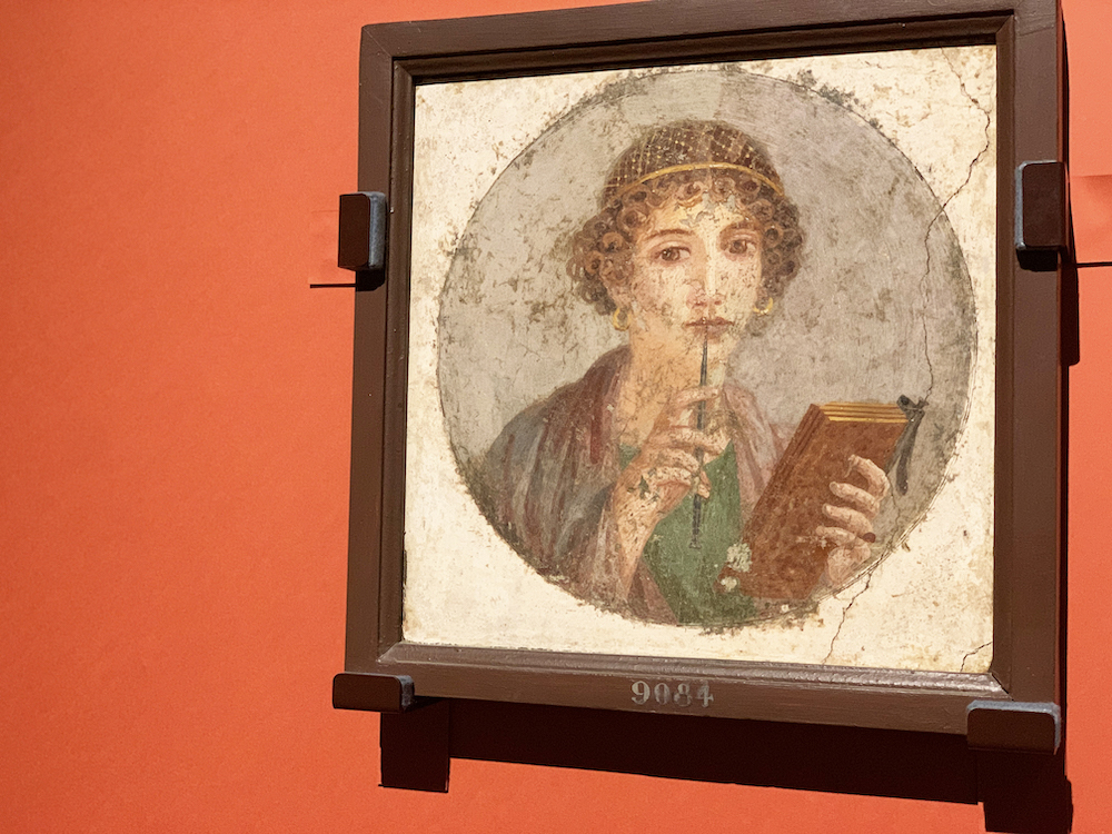 《書字板と尖筆を持つ女性 通称「サッフォー」》フレスコ、ナポリ国立考古学博物館蔵（東京展のみ）
