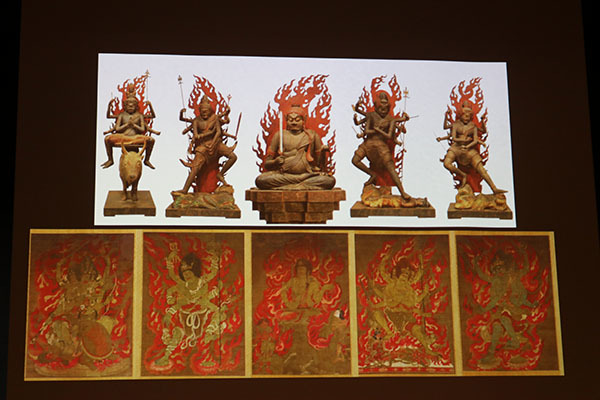 上が重要文化財「五大明王像」（平安時代）、下が国宝「五大尊像」（鎌倉時代）。いずれも醍醐寺蔵