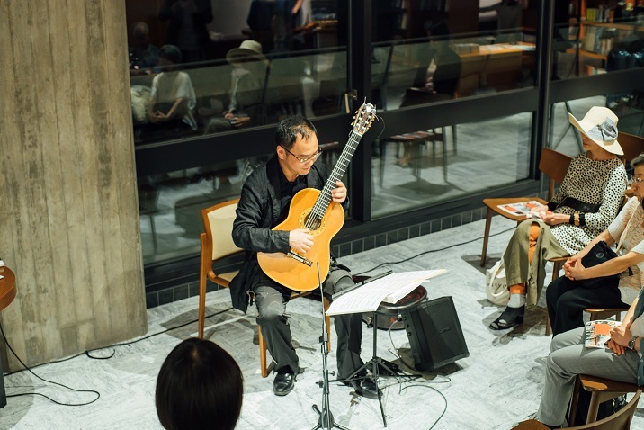 楽しそうに武満徹編曲のビートルズを演奏する鈴木大介