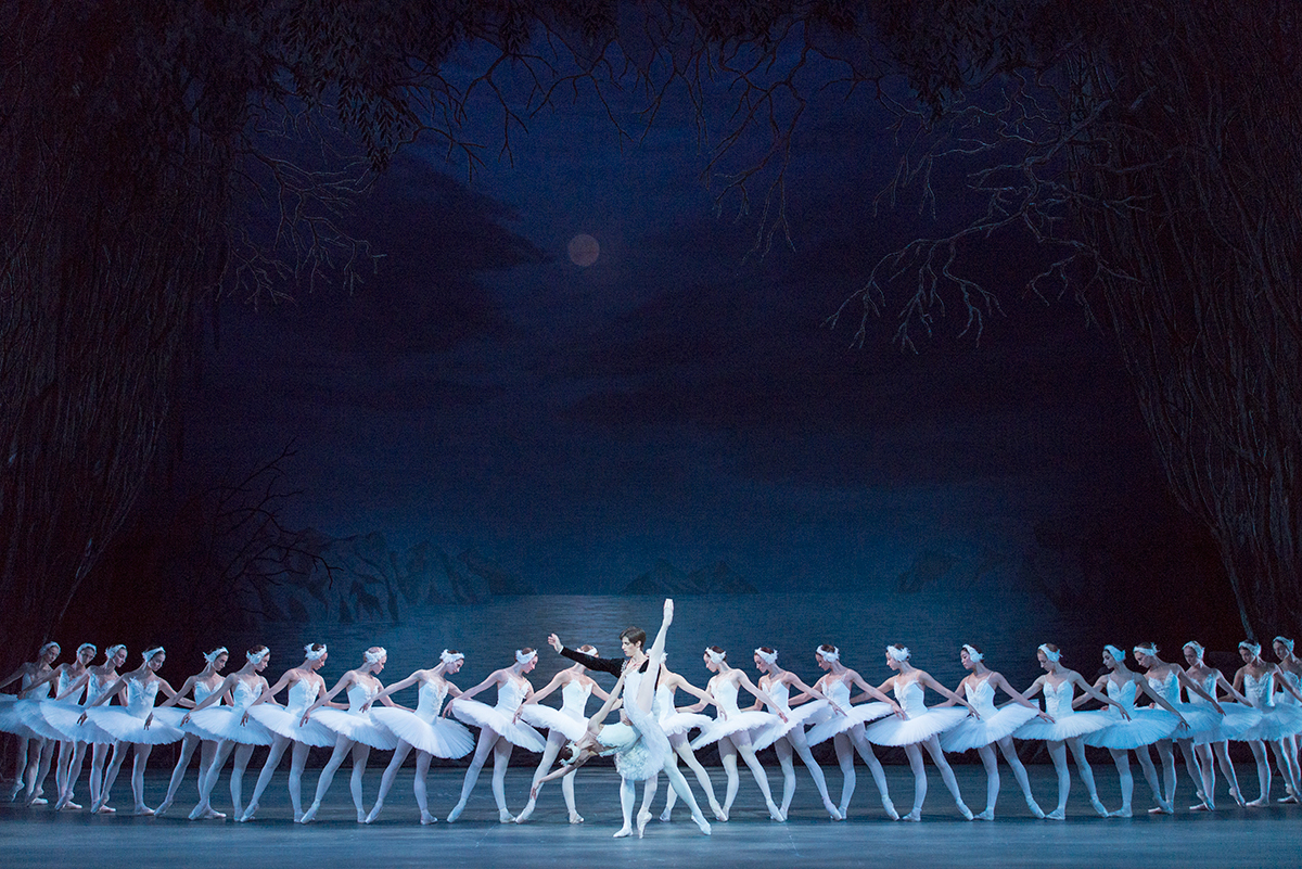 『白鳥の湖』ゲネプロから第１幕の情景の群舞