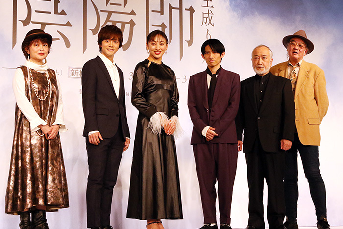 『陰陽師 生成り姫』（左から）鈴木裕美、林翔太、音月桂、三宅健、木場勝己、マキノノゾミ