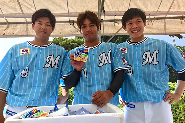 マリーンズの選手が中学生以下の子どもに、ロッテのアイス「爽 バニラ」を配布する