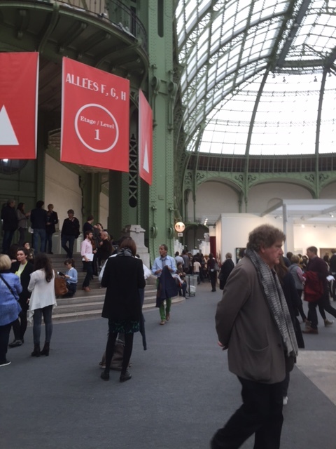 １０月下旬にパリで行われたアートフェア。来場者はコレクターよりも一般客が多数。