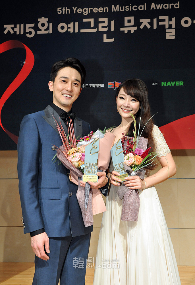 主演賞を受賞したカン・ピルソク（写真左）とキム・ソヒョン