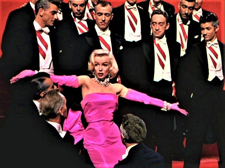 映画版『紳士は金髪がお好き』（1953年）で、〈ダイヤは女性の最良の友〉を歌い踊るマリリン・モンロー。右端はジョージ・チャキリス