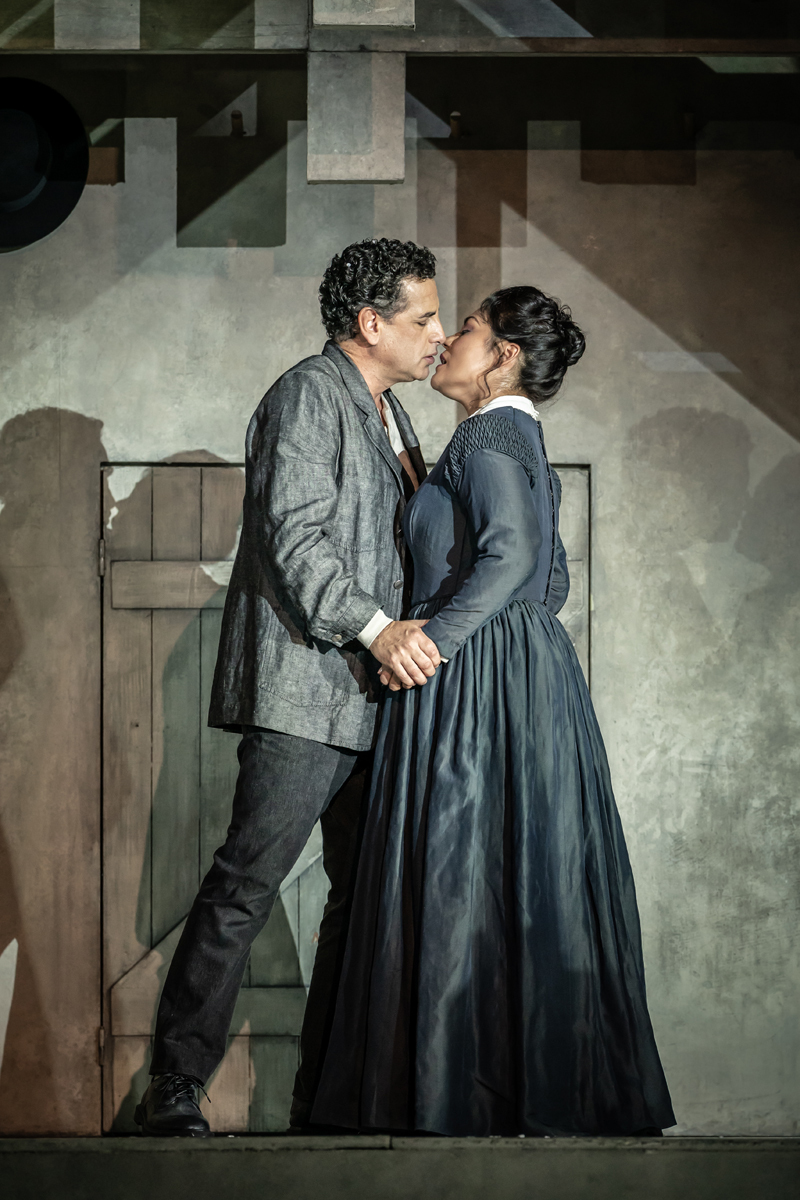 Juan Diego Flórez as Rodolfo and Ailyn Pérez as Mimì in La bohème, The Royal Opera  　©2022 Marc Brenner