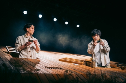 一色洋平×小沢道成の二人芝居、こだわりぬいた美術も見どころの『漸近線、重なれ』が開幕　舞台写真＆コメント公開
