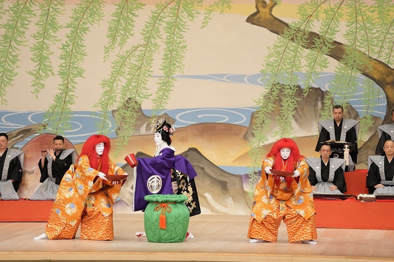 第一部『猩々』（左より）猩々=中村勘九郎、酒売り=市川高麗蔵、猩々=松本幸四郎 ／(C)松竹