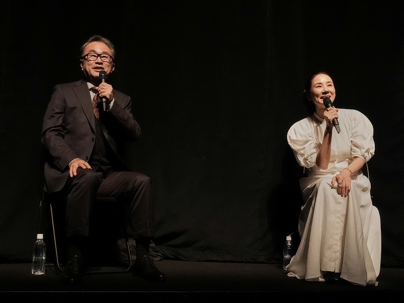 アフタートークの模様 三谷幸喜（左）と吉田羊（右）      　　　　　　　　撮影：細野晋司