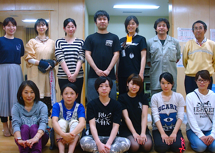  出演者一同と演出家。前列左から・演出のほりみか、宮璃アリ、古家暖華、なかむらさりあ、小川真菜、祖川詩織　後列左から・今枝蛍、平山静乃、原千晶、長見英司、鈴来かえり、多嘉山秀一、上野裕
