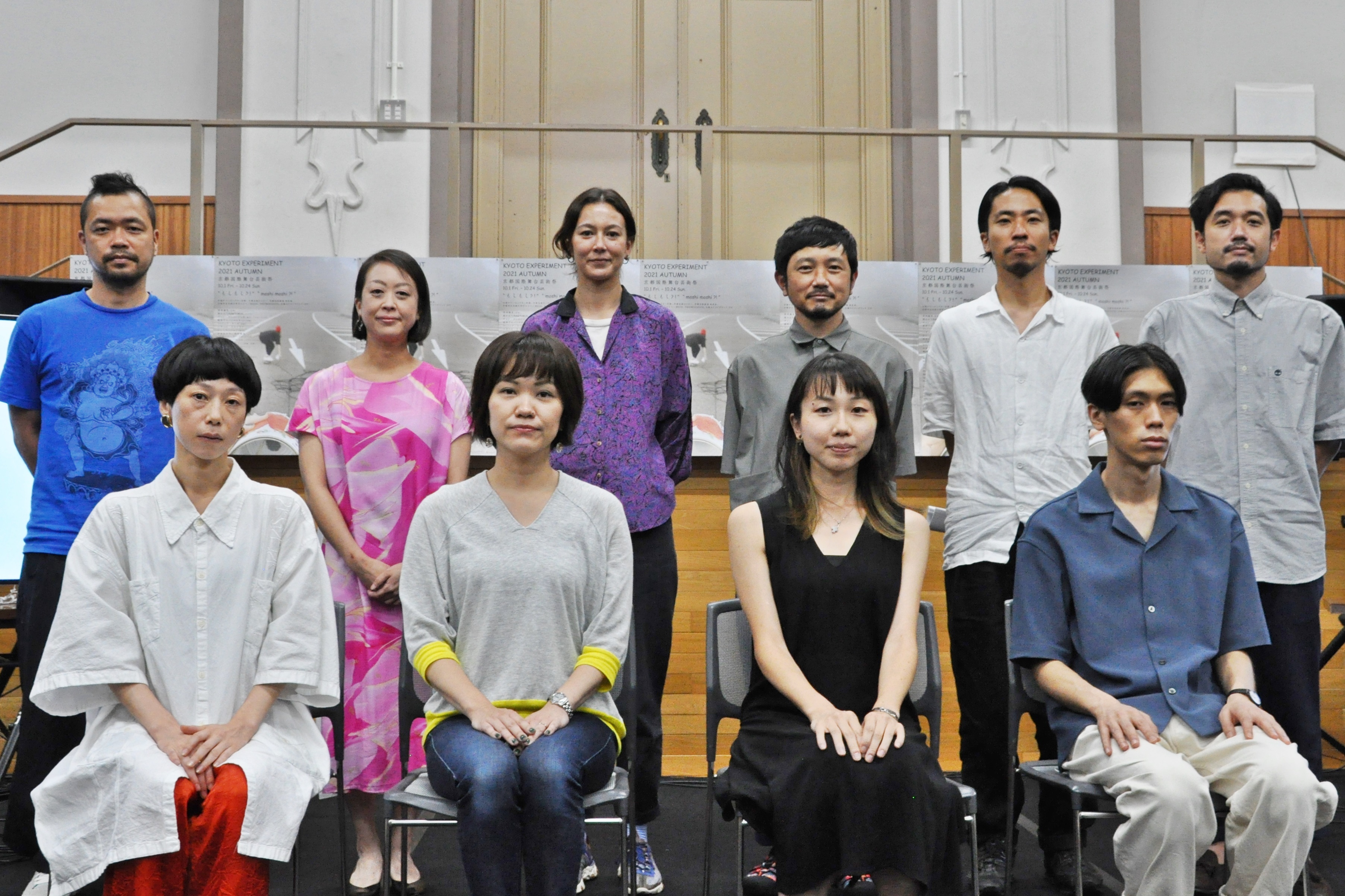 「KYOTO EXPERIMENT 京都国際舞台芸術祭 2021 AUTUMN」記者会見登壇者たち。 ［撮影］吉永美和子（人物すべて）