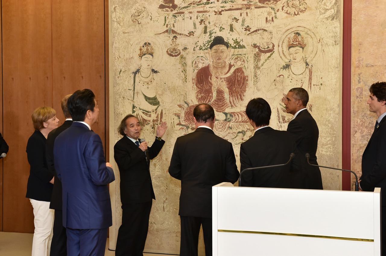 G7伊勢志摩サミットにて各国首脳へクローン文化財について解説する宮廻教授