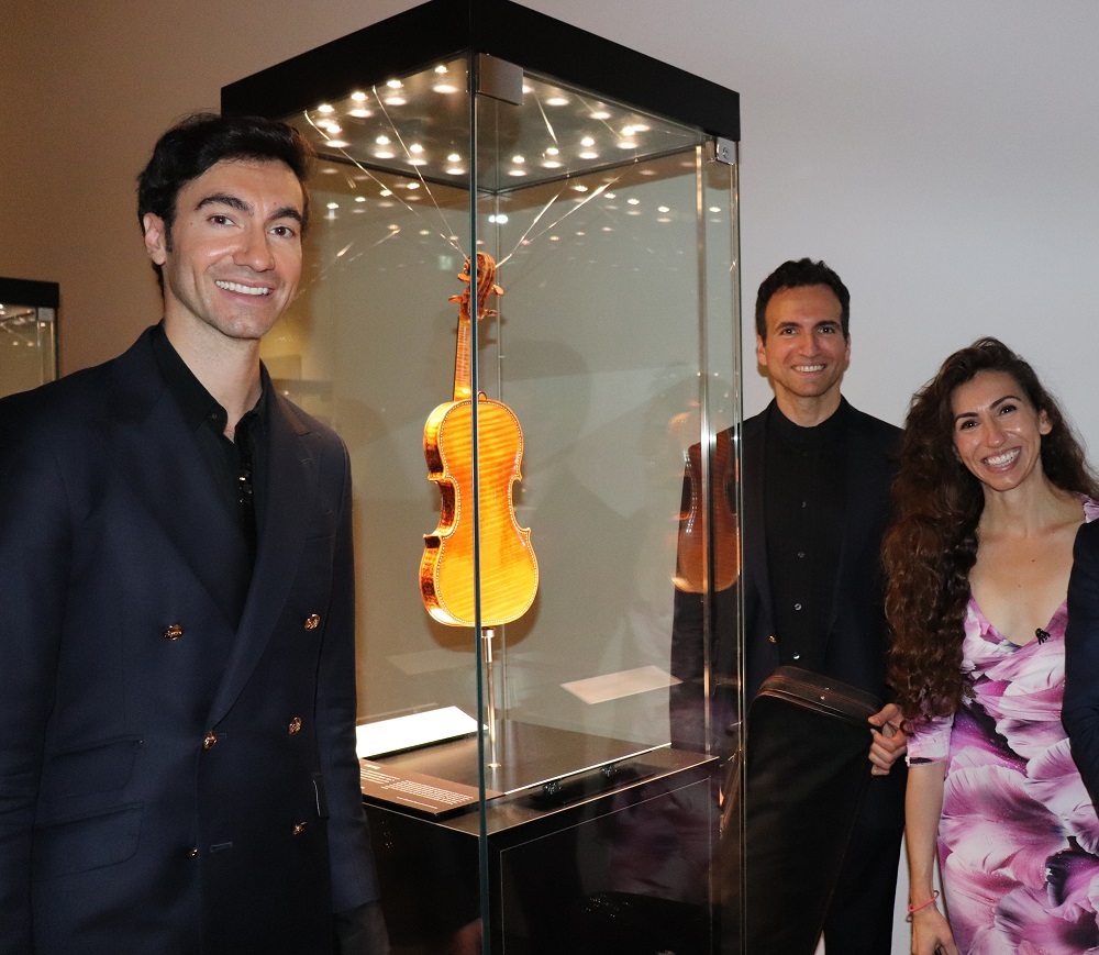 カーペンター3兄弟記念写真 ※写真内の展示ヴァイオリンは演奏使用のものと異なります