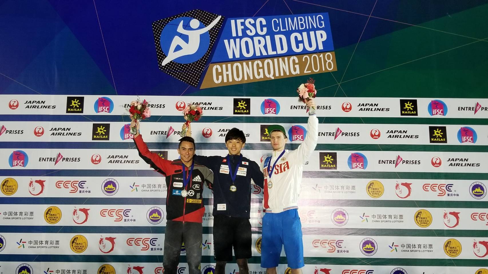 中央は重慶大会のボルダリング男子で優勝を果たした藤井快（TEAM au） 提供：JMSCA
