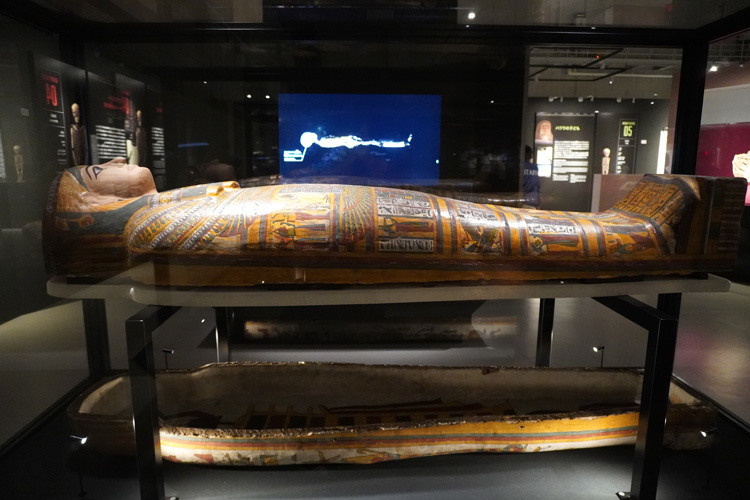 タケネメトの内棺（前700年頃）。このミイラは3重の棺の中に納められていた。