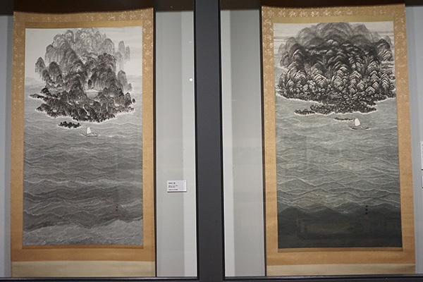 左：《南海之図》（昭和30年頃、京都国立近代美術館蔵、展示は7月30日まで）、右：《南海之図》（昭和30年頃、愛知県美術館蔵）