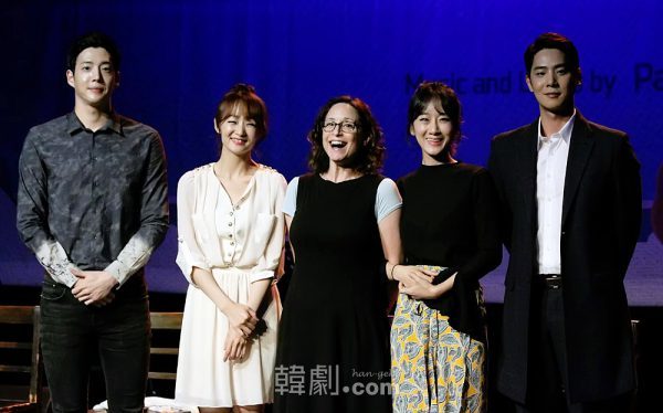（写真左から）カン・ドンホ、イ・ジスク、ネル・バラバン演出家、ユ・リア、ソン・ウォングン