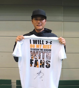 坂本選手をはじめ野手33名の直筆サイン入り「WITH FANS」Tシャツを出品