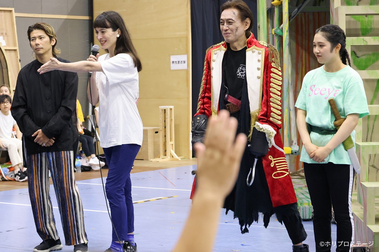 （左より）演出・振付：長谷川 寧、ダーリング夫人役：太田緑ロランス、フック船長役：石井一孝、ピーター・パン役：山﨑玲奈