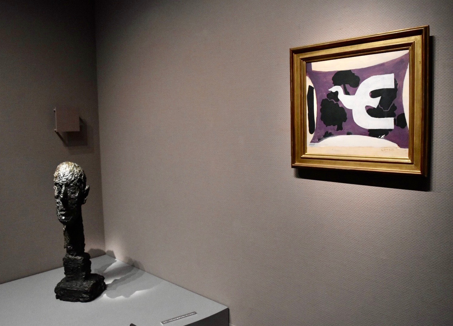 展示風景：右：ジョルジュ・ブラック　《鳥》　1956年　左下：アルベルト・ジャコメッティ　《モニュメンタルな頭部》　1960年