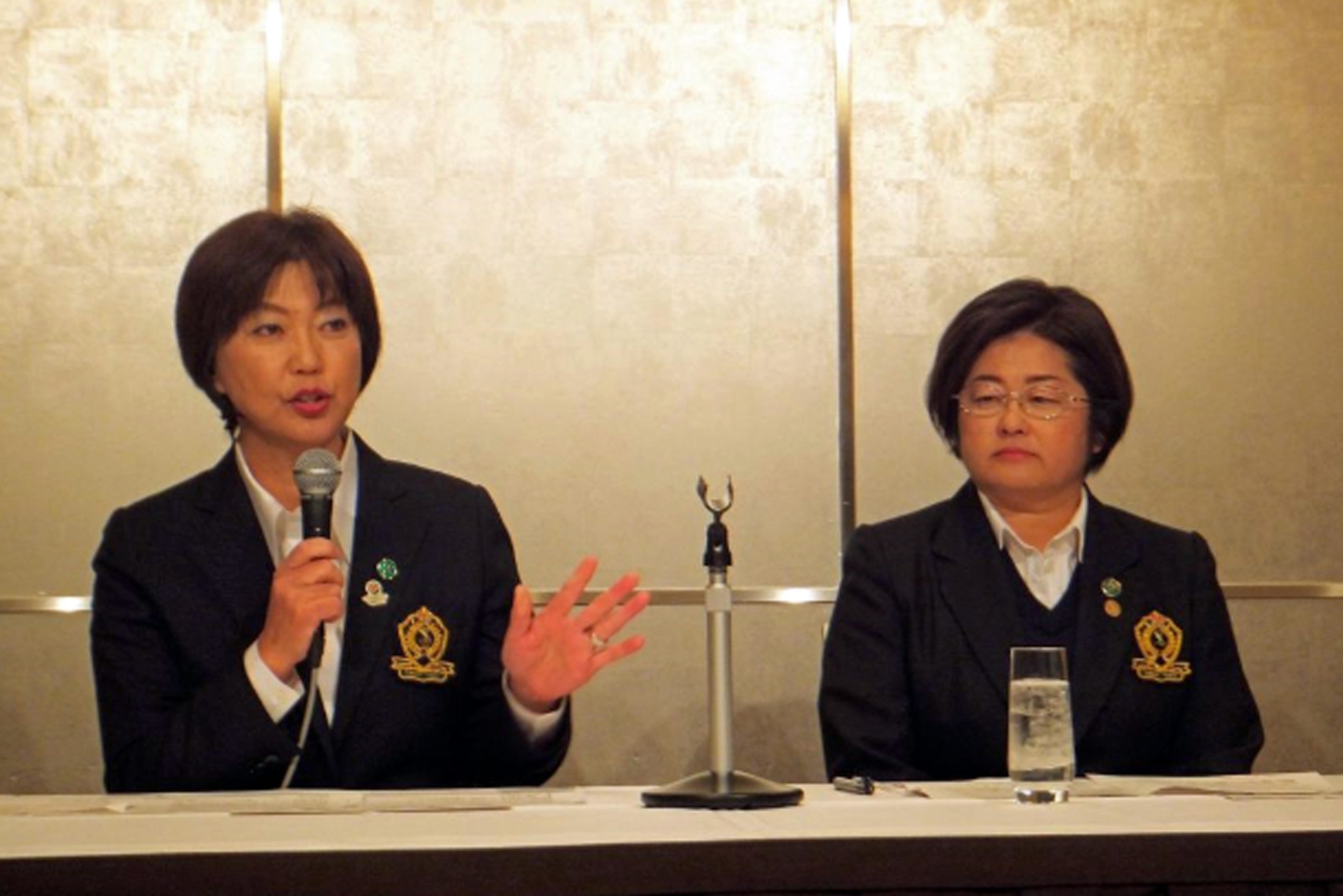 来季の日程を発表するLPGA小林浩美会長（左）と原田香里副会長 (C)2015 The Ladies Professional Golfers’ Association of Japan All Rights Reserved