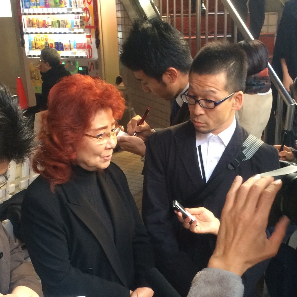 テレビのインタビューに答えて、熊倉一雄の思い出を語る野沢雅子。