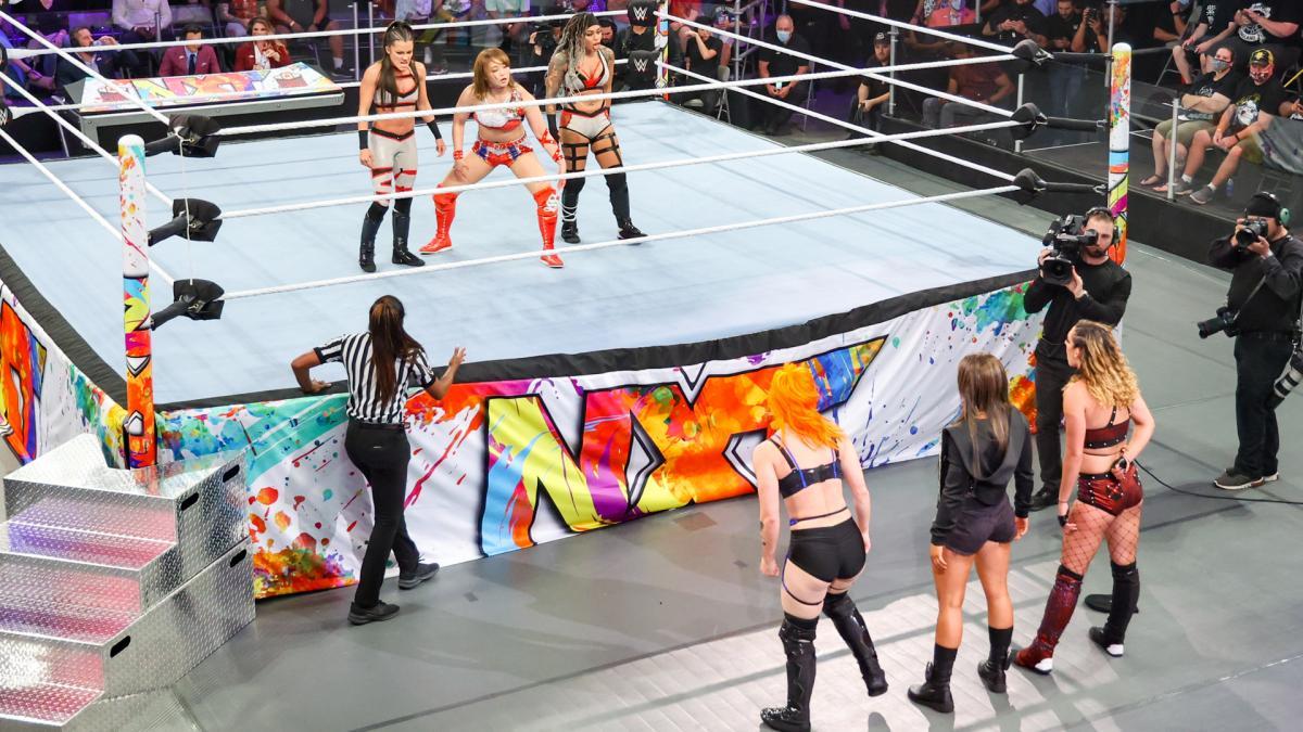 サレイ（リング上中央）が6人タッグ戦で強豪マンディ・ローズ（リング下中央）と対戦した (c)2021 WWE, Inc. All Rights Reserved