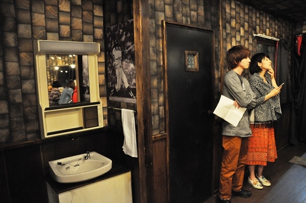 トイレや洗面台も非常にリアル。壁には長嶋茂雄のポスターが。 [撮影：吉永美和子]