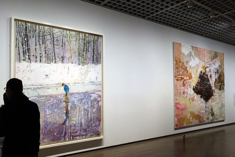 左：《ブロッター》1993　油彩、キャンバス　249x199cm　リバプール国立美術館 ウォーカー・アート・ギャラリー、右：《スキージャケット》1994　油彩、キャンバス　295x351cm　テート