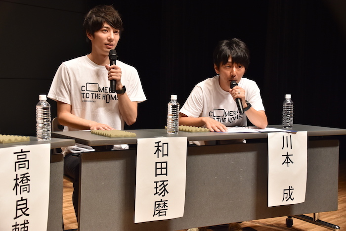 記者の質問に答える川本成(右)と和田琢磨