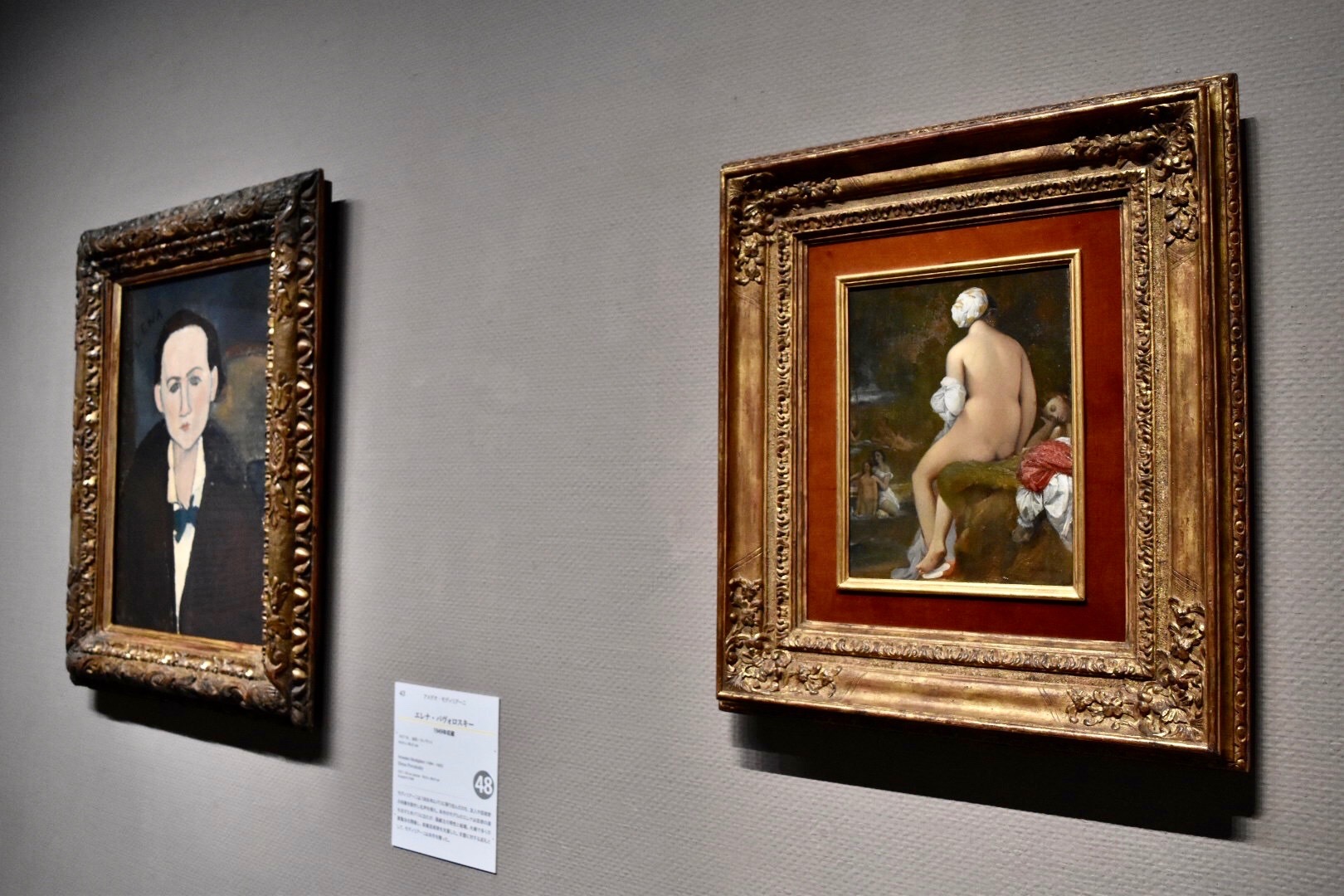 展示風景：右：ドミニク・アングル　《水浴の女（小）》　1826年　左奥：アメデオ・モディリアーニ　《エレナ・パヴォロスキー》　1917年