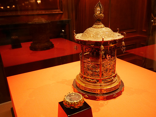 宝相華や龍の透かし彫りが美しい「金銅透彫舎利容器」（鎌倉時代、西大寺）